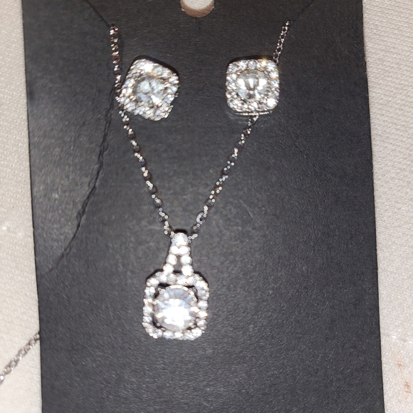 Beautiful elegant jewelry set with beautiful stud earrings - Picture 7 of 8